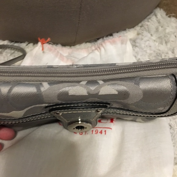 Beautiful Coach silver/grey wristlet in bag - Picture 4 of 8